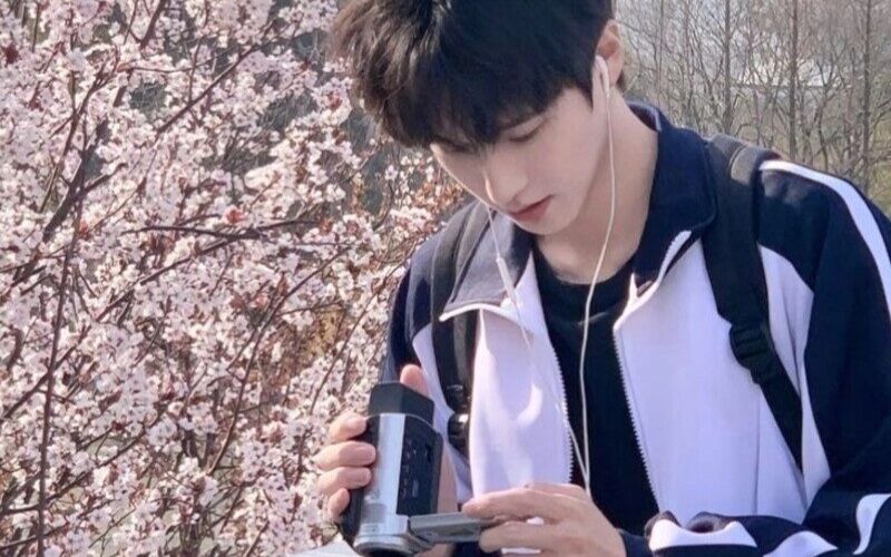 Anh được giới trẻ cực kỳ yêu thích với pha bình luận dí dỏm